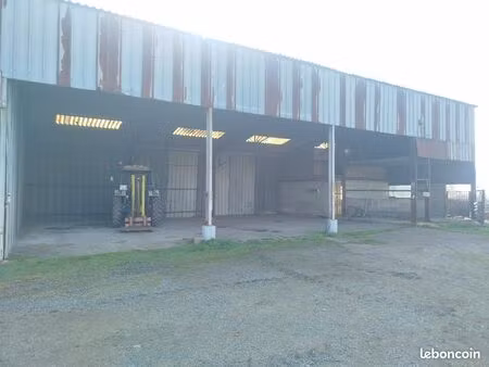bâtiment hangars a loué 200m2