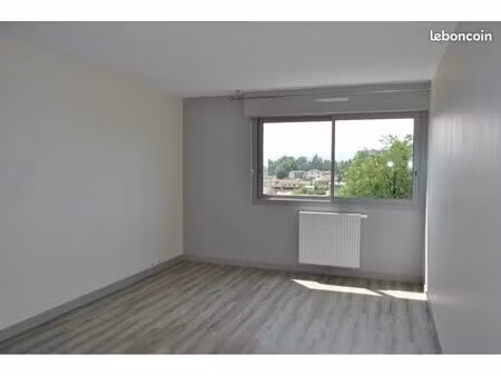 t2 entièrement rénové avec parking