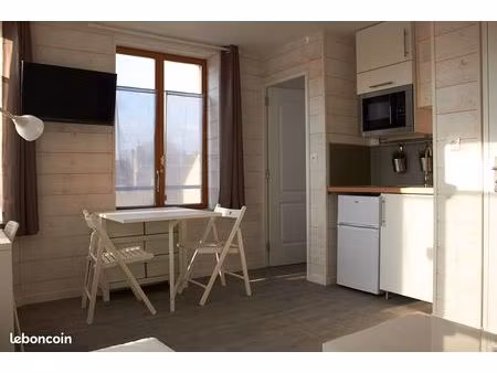 studio à proximité : commerces  universités  métro