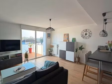 appartement t2 meublé - dernier étage + stationnement