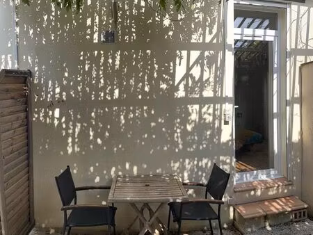 joli petit studio moderne avec terrasse 