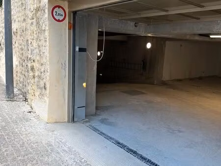 grand parking sécurisé