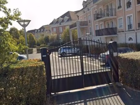 location place de parking extérieur sécurisé