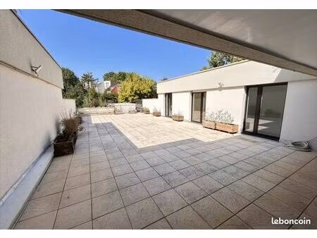 appartement lumineux avec une grande terrasse