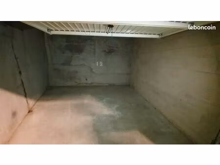 box de stockage / place de parking