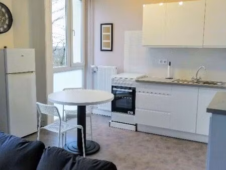 grand studio 31 m2  refait à neuf 100m de metro  aucun frais d'agence