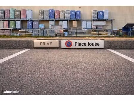 place de parking extérieure sécurisée