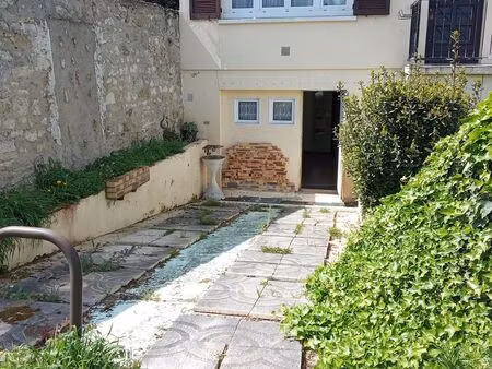 appartement en rez-de-chaussée atypique à fort potentiel