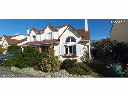 687 000 maison familiale à voisins le bx (la bretonnière)