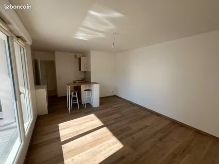 t2 rénové (2026) + terrasse sud-est 10m² + box parking – île de nantes