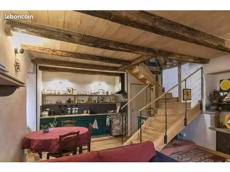 jolie maison de village typique du quercy