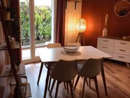 t2 meublé avec piscine et parking privé