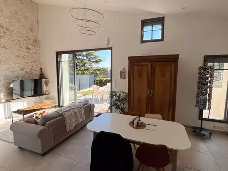 location maison meublée rénovée 70 m² – 2 chambres – jardin – parking – classe b