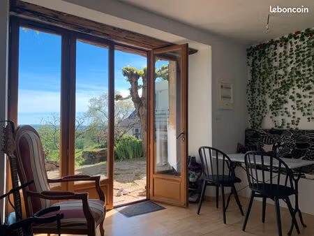 aux abords de village studio donnant sur sa cour et jardin plein sud avec vue dominante