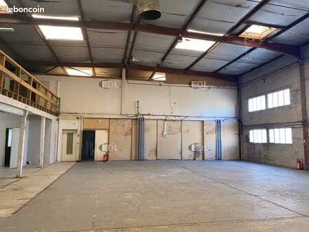 local bureaux 990 m²