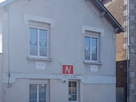 maison de ville avec courette et place de stationnement