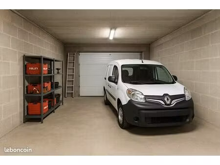 grand garage 20m² dans résidence sécurisée