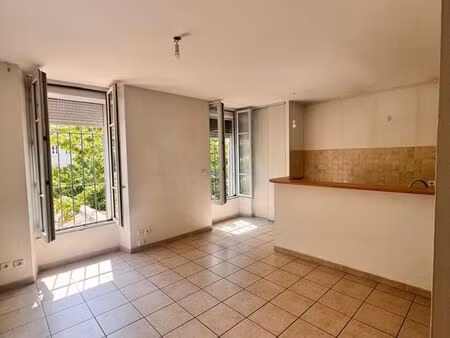 t2 en centre ville au 1er étage  très éclairé