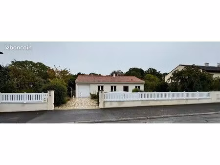 maison individuelle avec jardin et véranda