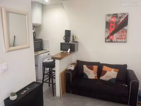 charment 2 pièces meublé de 23 m2 calme et lumineux en plein centre