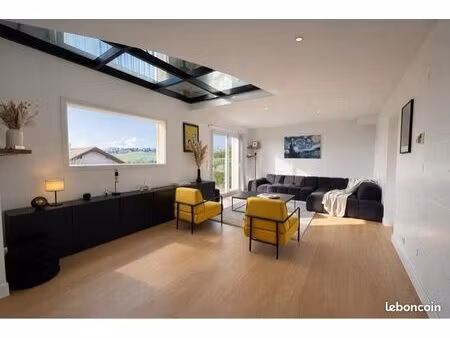villa familiale avec piscine  vue dégagée