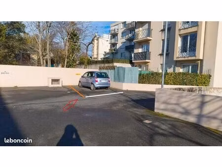 place parking (33 rue camille pelletan)