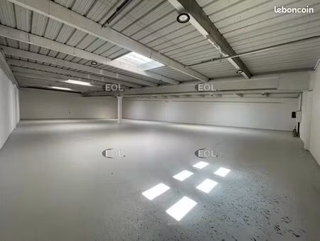 local d'activité 697 m²