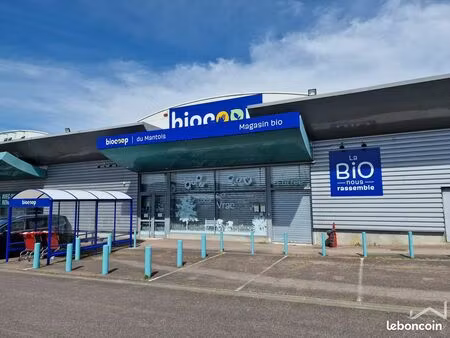 local 813 m² freneuse