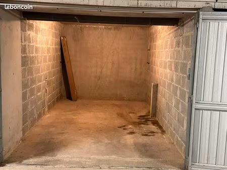 loue box fermé centre ville cavalaire