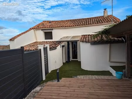 maison en pierre au pied des vignes