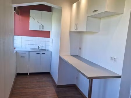 local 27 m2 chauffé climatisé avec 2 fenêtres