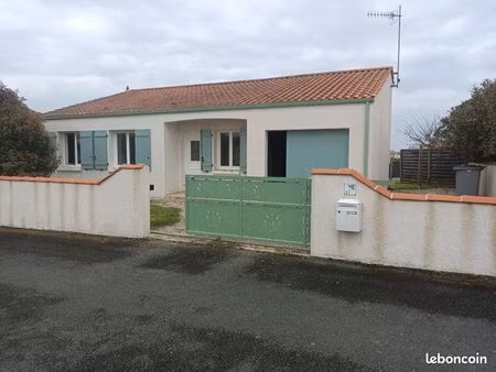 particulier vends maison à angles 85750