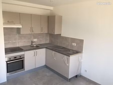 type 3 duplex récent et climatisé - proche centre village