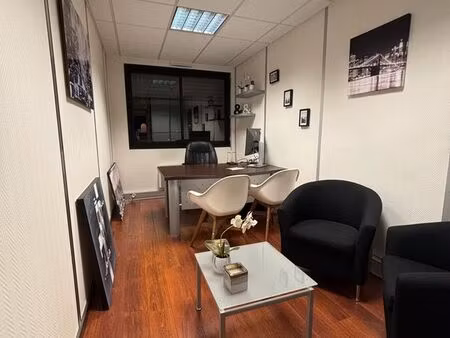 bureau lumineux avec vue jura– meublé  parking gratuit  proche aéroport genève