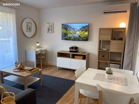 t2 avec grande terrasse entièrement refait à neuf  meublé et équipé