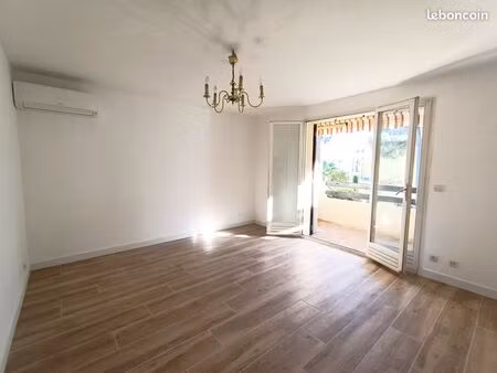 sanary-sur-mer : t2 rénové orienté sud avec terrasse  ascenseur  parking