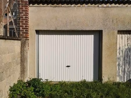 garage dans cour fermée