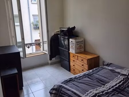 a louer dans le centre de digne un t2 de 40m² situé au 1ier étage dans une ancienne maison