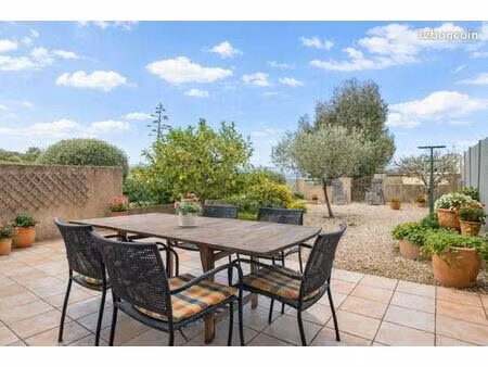 maison spacieuse en excellent état avec jardin  vue dégagée et grand garage à pied du vill