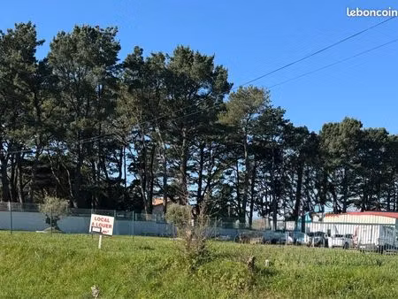 entrepôt artisanal avec grand parking clôt. très forte visibilité