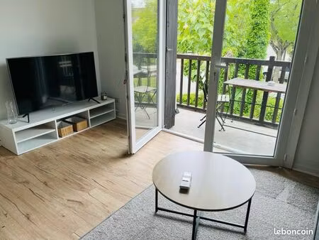 t3 avec terrasse   clim et parking