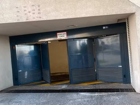 place de parking sécurisée 12 m2 – fort d’issy – accès facile