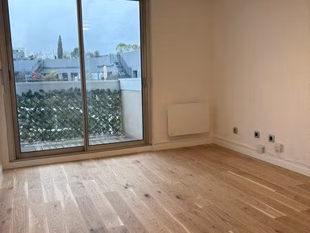 studio 20m2 avec balcon métro pont de levallois