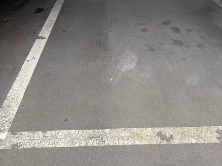 place parking 0res de la crèche 40 euros