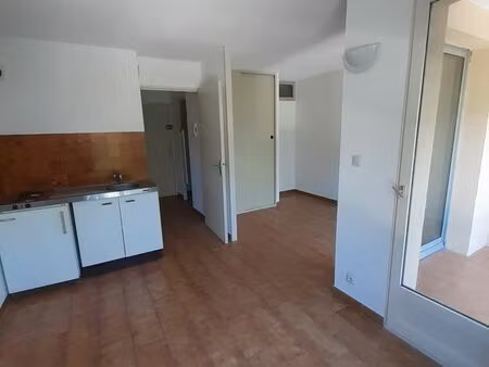 2 pièces à l'année 27 m2  parking  cave