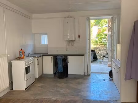 grande maison rénovée à vendre dans village médiéval