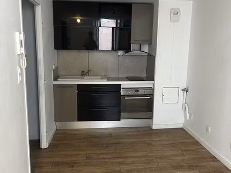 f2 37 m2 en face des halle de toulon à 5 minutes du ports