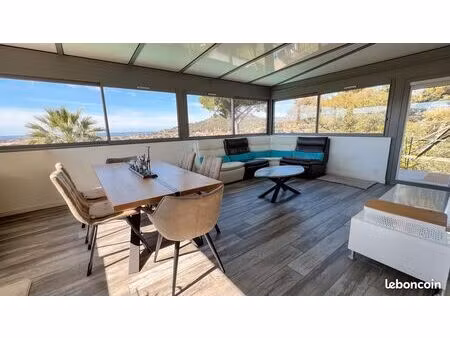 propriété avec vue dominante et aperçu mer