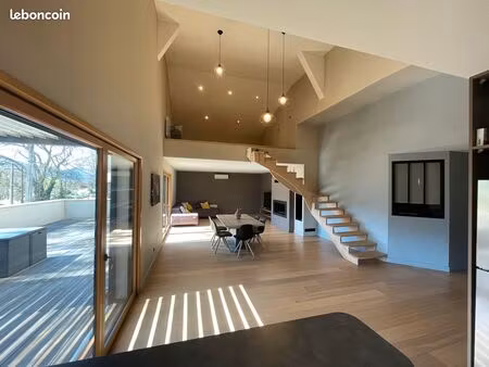 bâtiment comprenant entrepôt et habitation