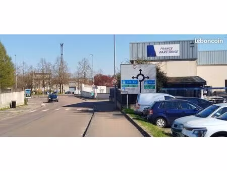 local commercial stratégique